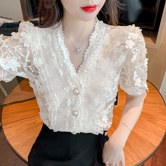 Blusa de Encaje con Flores 3D y Cuello V - Image 5