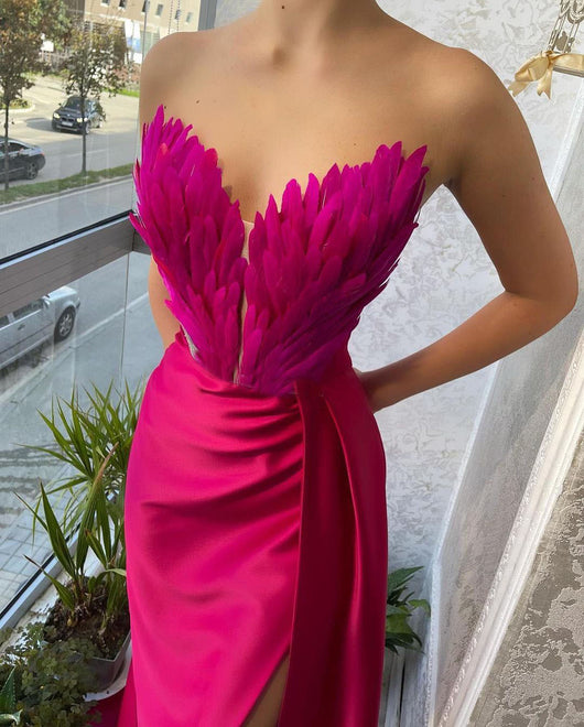 Vestido de Gala con Plumas y Cola Barrida - Image 5
