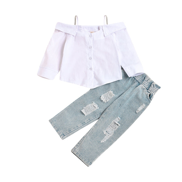 Conjunto Asimétrico: Blusa de Algodón con Hombro Descubierto y Jeans Rotos