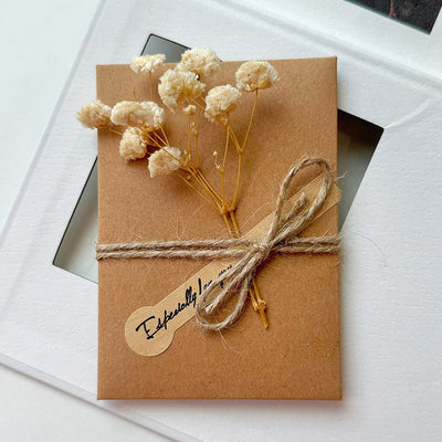 Tarjeta de Agradecimiento con Flores Secas y Cielo Estrellado - Image 9