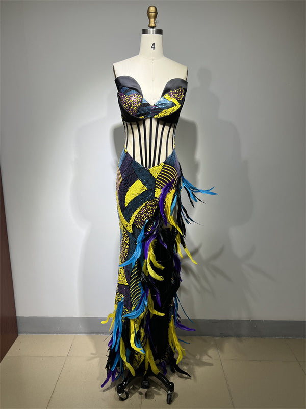 Vestido Tubo con Lentejuelas y Plumas, Escote Alto y Abertura Profunda - Image 7