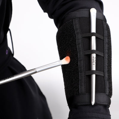 Brazalete Organizador de Pinceles de Maquillaje con Esponja - Image 3