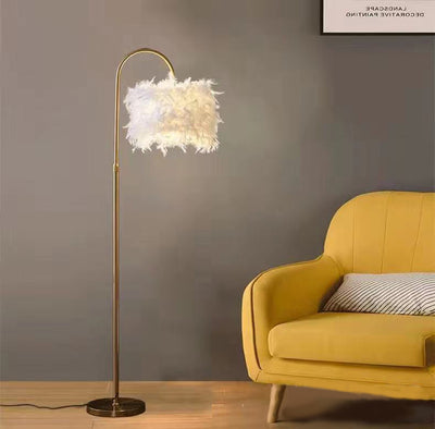 Lámpara de Piso Curva Decorativa LED con Plumas Blancas y Detalles Dorados - Image 7
