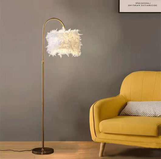 Lámpara de Piso Curva Decorativa LED con Plumas Blancas y Detalles Dorados - Image 7