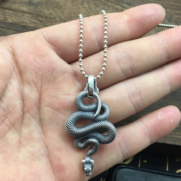 Anillo de Calavera en Plata Esterlina con Colgante de Serpiente Python