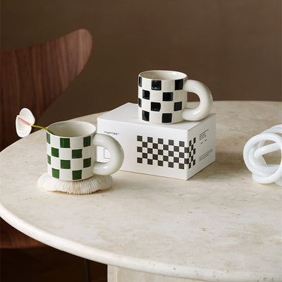 Taza de Cerámica a Cuadros con Asa Ergonómica - Image 7
