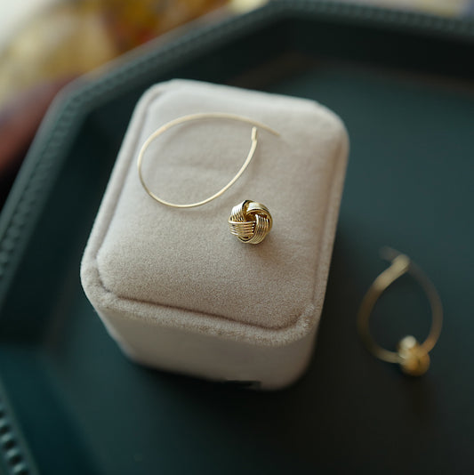 Aretes Elegantes con Nudo Simple y Cierre de Hebilla - Image 2