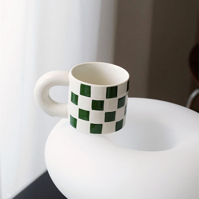 Taza de Cerámica a Cuadros con Asa Ergonómica - Image 5