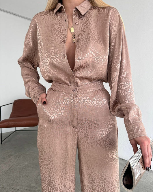 Conjunto de Dos Piezas Mujer con Camisa Estampado Leopardo y Pantalón - Image 14