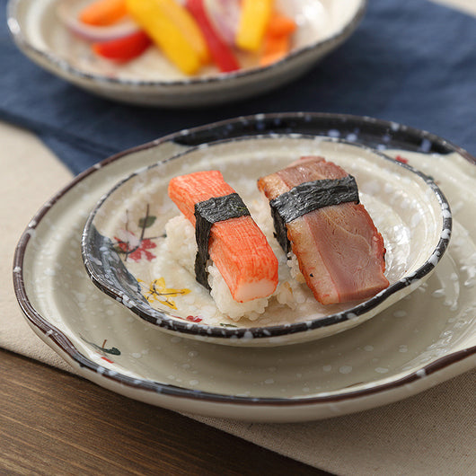 Plato de Cerámica Artesanal Japonesa con Pintura a Mano - Image 2