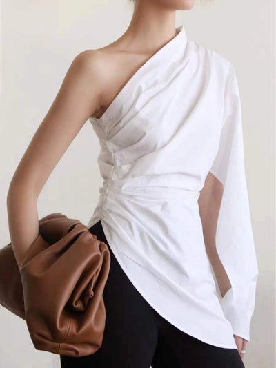 Blusa Elegante con Cadena Metálica, Pliegues Ajustados y Espalda Descubierta - Image 10