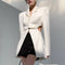 Blazer Entallado con Hombreras y Detalles Calados