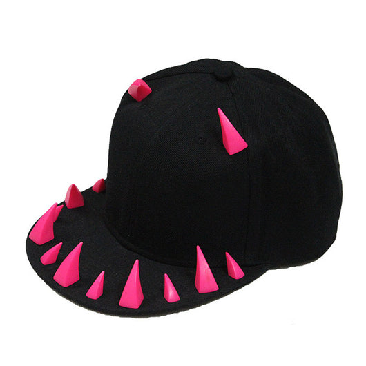 Gorra Hip Hop Punk con Visera Plana y Cuernos Metálicos - Image 6