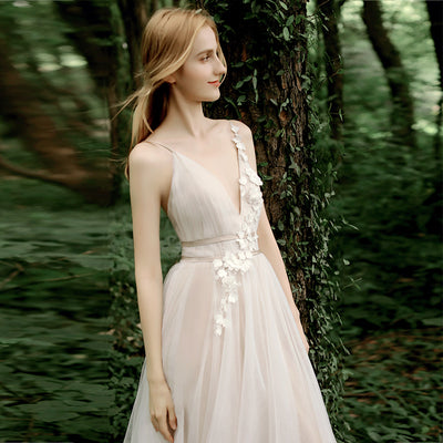 Vestido Minimalista con Escote en V para la Playa - Image 7
