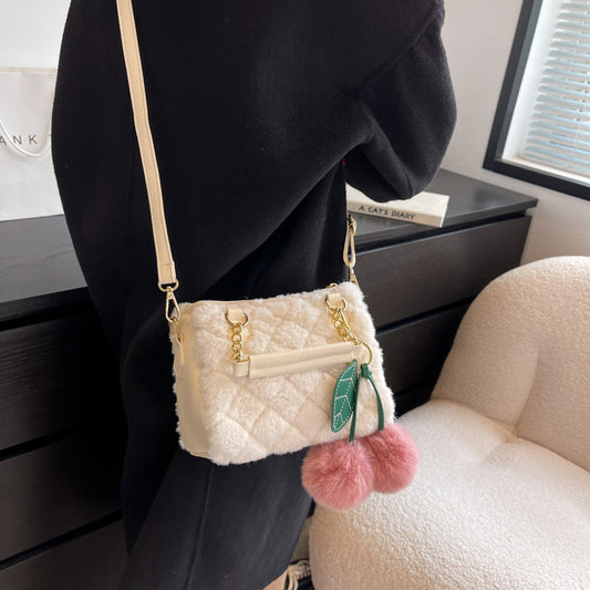 Bolso Tote de Cadena Metálica y Rombos Acolchados con Dije de Cereza