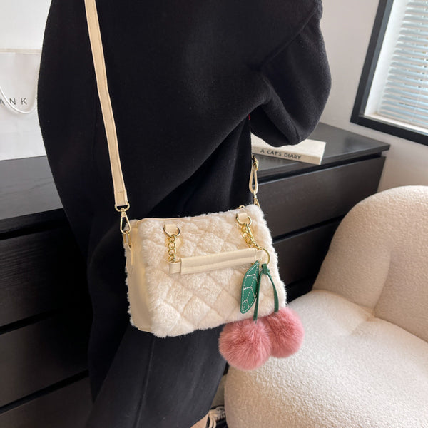 Bolso Tote de Cadena Metálica y Rombos Acolchados con Dije de Cereza