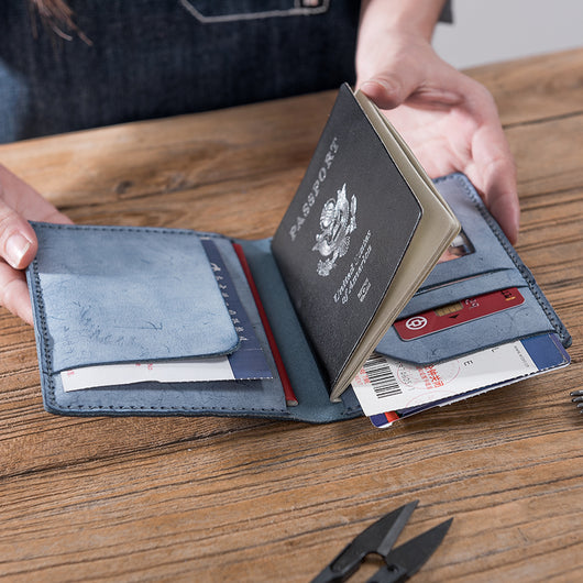 Bolsa Vintage de Cuero Encerado para Pasaporte - Costura Artesanal - Image 3