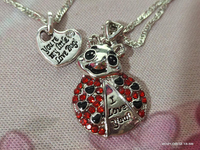 Collar Colgante Mariquita Adorable Corazón Rojo con Brillantes y Letra de Moda - Image 10