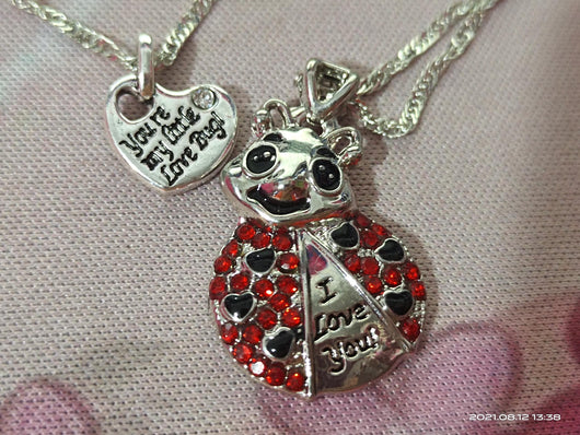 Collar Colgante Mariquita Adorable Corazón Rojo con Brillantes y Letra de Moda - Image 10