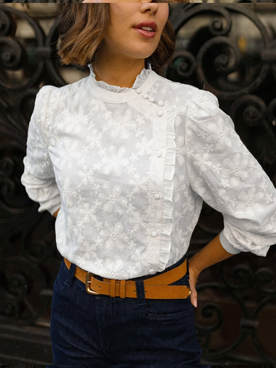 Blusa Elegante con Botones y Volantes Bordados - Image 14