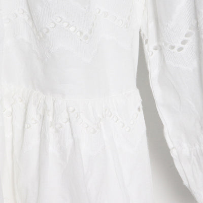 Vestido Corto con Cuello Redondo y Mangas Farol Calado - Image 17