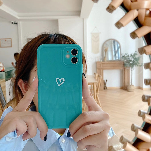 Funda para teléfono pintada a mano con diseño de amor - Image 5
