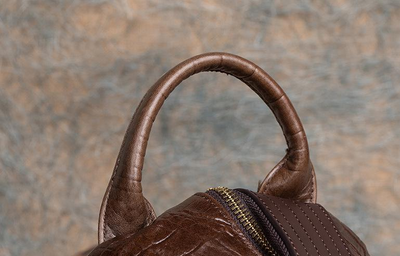 Mochila Vintage Estilo Chino con Patrón de Peces en Cuero Repujado - Image 12