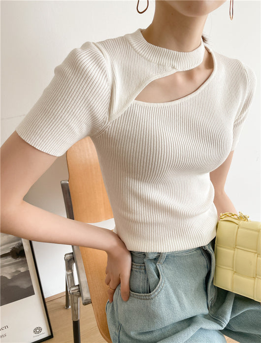 Blusa Escotada con Detalle en Clavícula