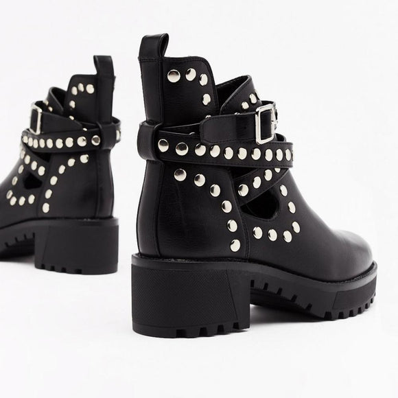 Botines para Mujer con Tiras de Remaches y Detalles Metálicos