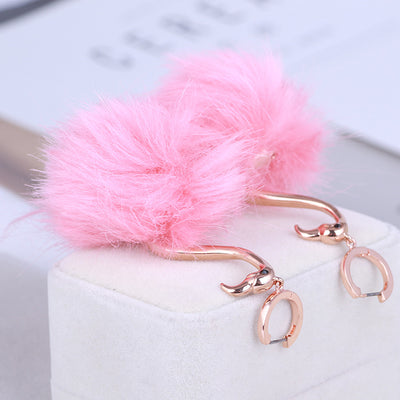 Aretes Flamingo Elegantes con Bola de Pelaje Realista - Image 3