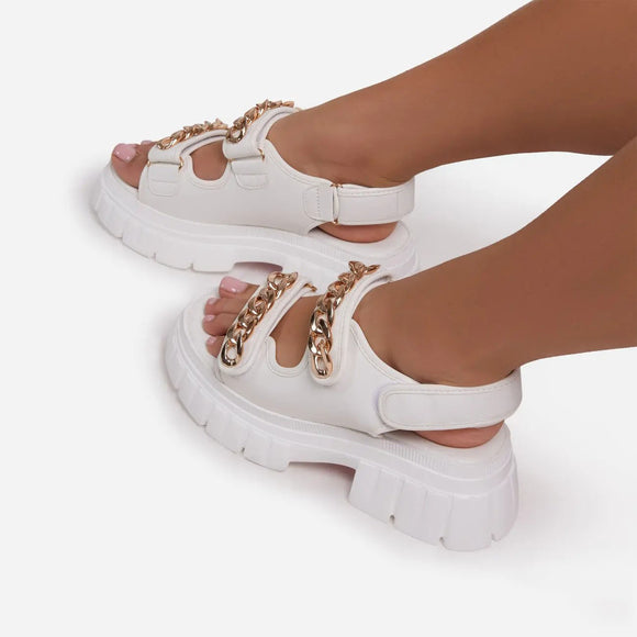 Sandalias Plataforma con Detalles Metálicos