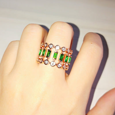 Anillo Hueco Dorado con Esmeralda - Montura Ajustable - Image 6
