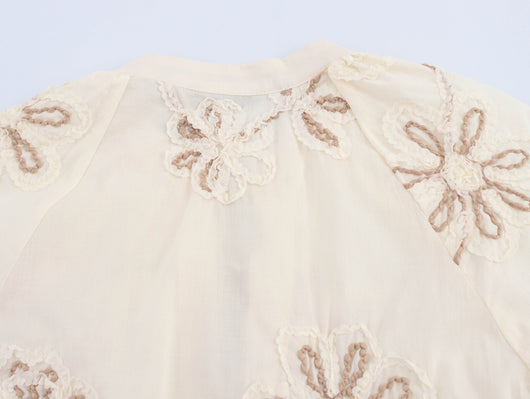 Blusa Elegante con Bordados Florales y Cuello en V - Image 10
