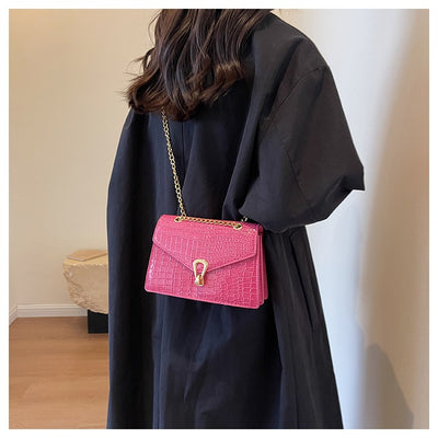 Bolso Bandolera Crossbody con Estampado Cocodrilo y Cadena Dorada - Image 17