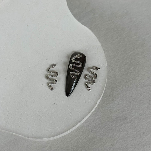 Adorno de Uñas Serpientes Metalizadas con Líneas Finas - Image 4