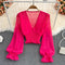 Blusa Estilo Occidental con Escote V, Lunares y Cintura Ajustada