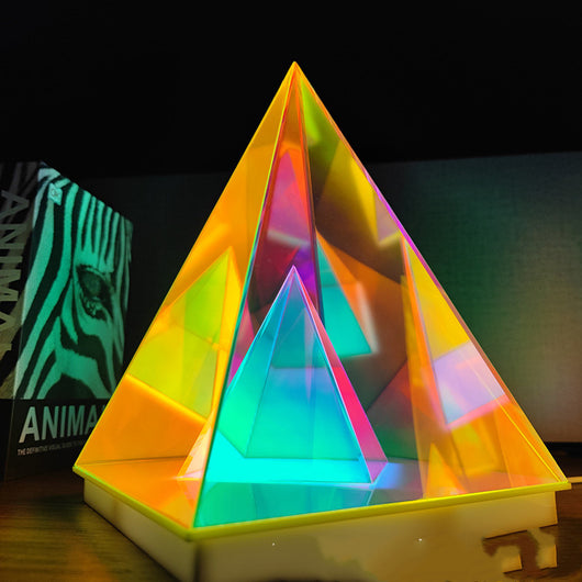 Lámpara de Mesa Pirámide - Luz Nocturna Creativa para Dormitorio y Sala - Image 3