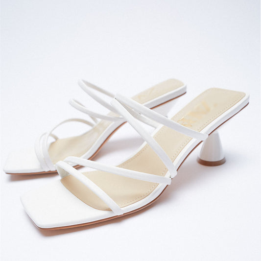 Sandalias Elegantes con Tacon Fino y Punta Cuadrada en Tonos Vino Tinto