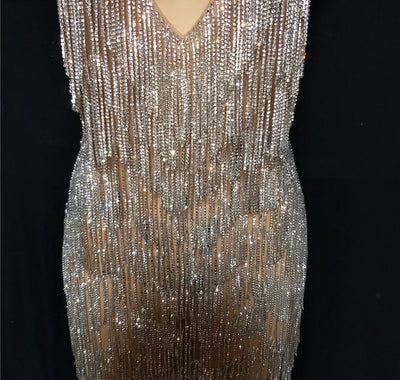 Vestido de Noche Elegante con Escote Profundo y Cristales Brillantes - Image 15