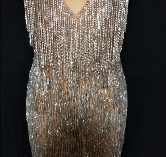 Vestido de Noche Elegante con Escote Profundo y Cristales Brillantes - Image 15