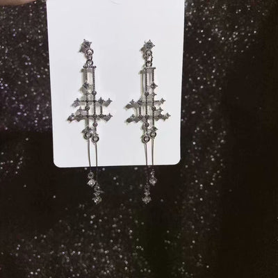Aretes de Plata con Líneas Geométricas Cruzadas - Diseño Minimalista Versátil - Image 3