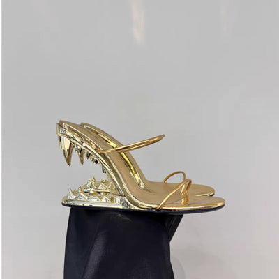 Sandalias de Tacón Alto con Detalles Metálicos Afilados