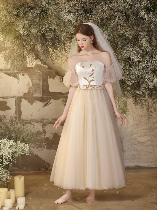 Vestido de Novia Midi Blanco con Escote Palabra de Honor y Detalles Brillantes - Image 4