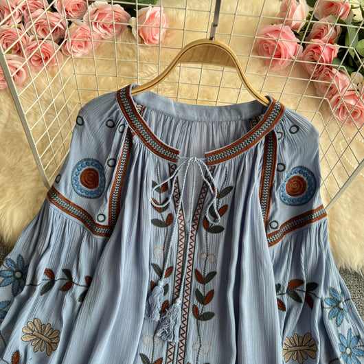 Blusa Elegante con Bordados y Mangas Farol con Cordones - Image 7
