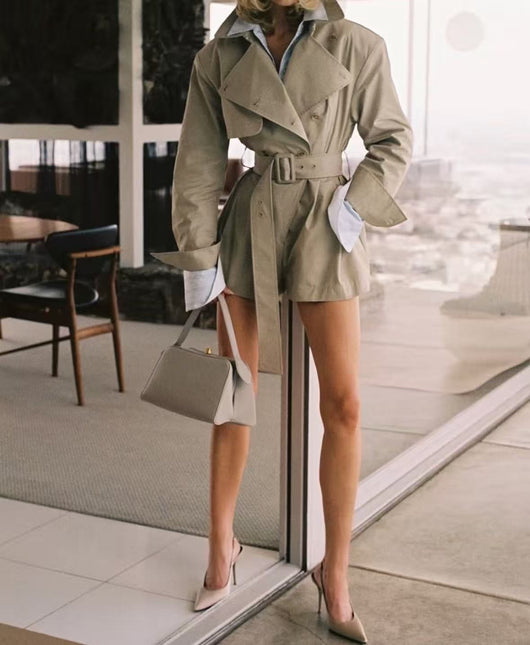 Short Estilo Trench Coat Clásico Británico Cintura Ajustada Caqui Claro - Image 18