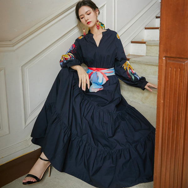 Vestido de Seda con Bordado de Fénix y Contraste
