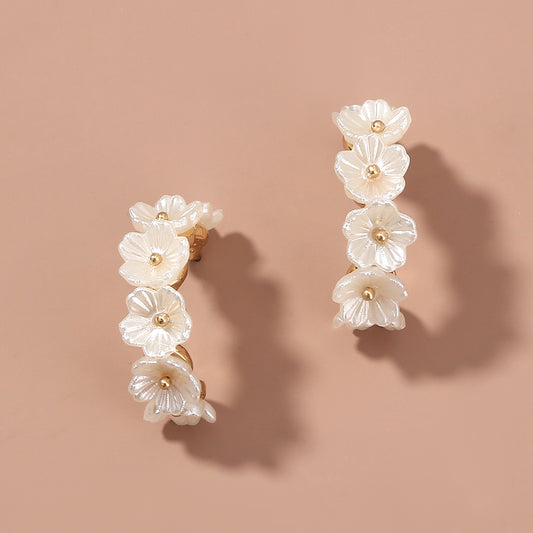Aretes de Flores Resina Blanca - Diseño Elegante Tipo C