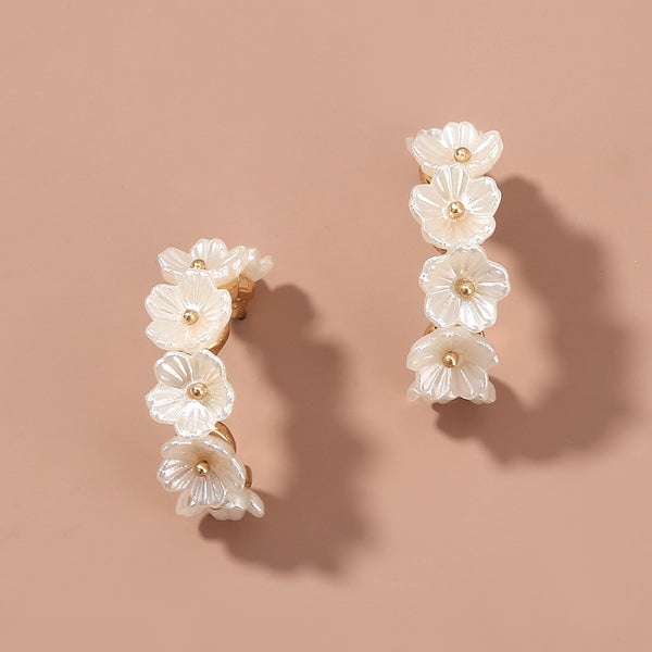 Aretes de Flores Resina Blanca - Diseño Elegante Tipo C