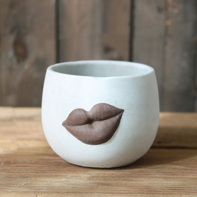 Maceta de Cemento Abstracta con Labios Grandes - Arte Decorativo Moderno - Image 3