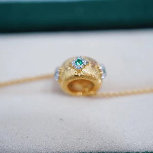 Colgante Artesanal de Oro y Plata con Grabado Tradicional - Image 7